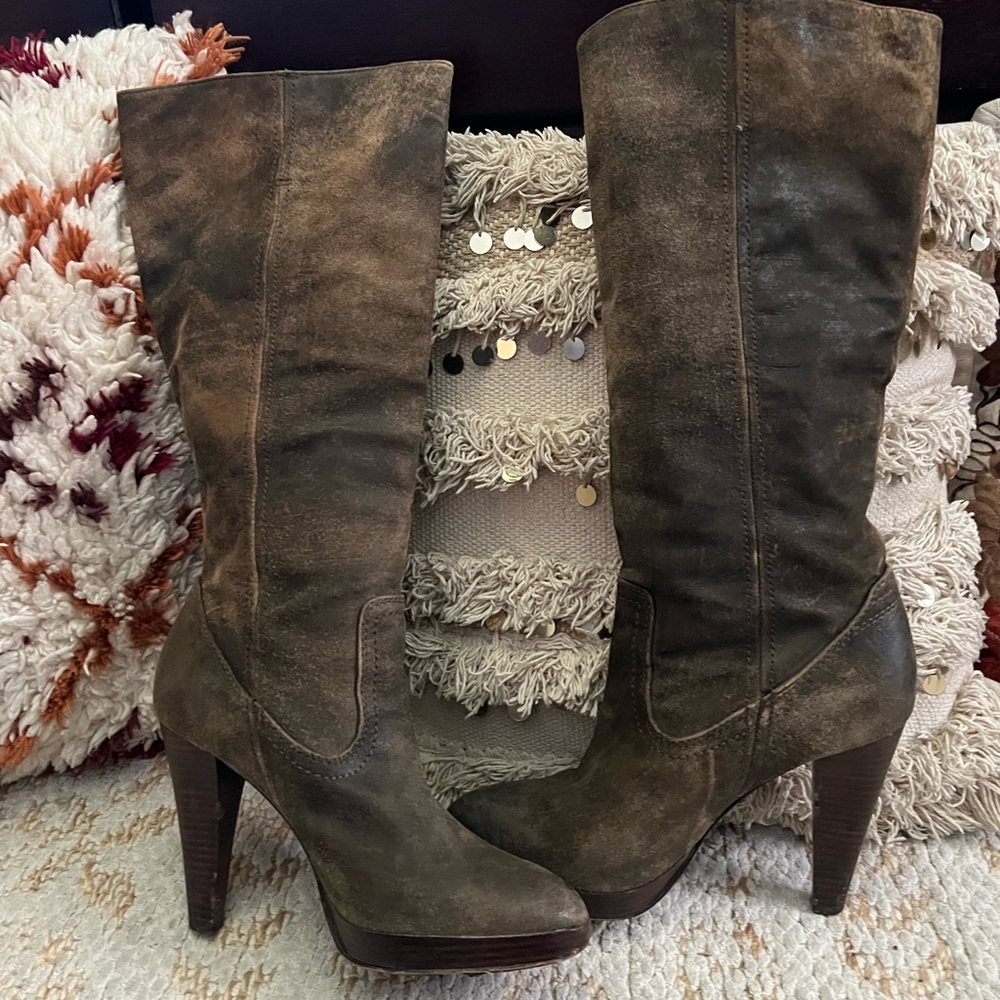 Frye boots. 
Distressed brown leather. 
Very sexy.
